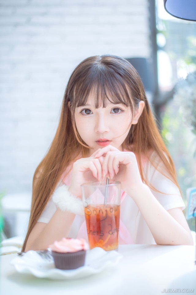 当我们在友谊中发现了爱情，在爱情中发现了亲情，在亲情中又发现了友谊和爱情，或许才真的会体会到人生和爱的真理吧。